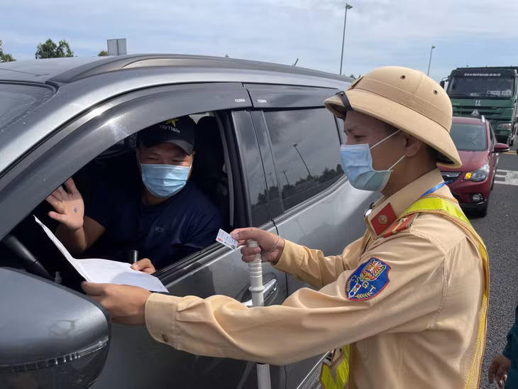 Lực lượng công an kiểm tra tất cả phương tiện, người qua lại Chốt kiểm soát, phòng, chống dịch Covid-19 cầu Bạch Đằng (TX Quảng Yên).