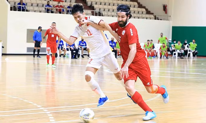 Nguyễn Thành Tín (số 12) tranh bóng với El Dine - cầu thủ nổi bật nhất bên phía Lebanon. Ảnh: VFF