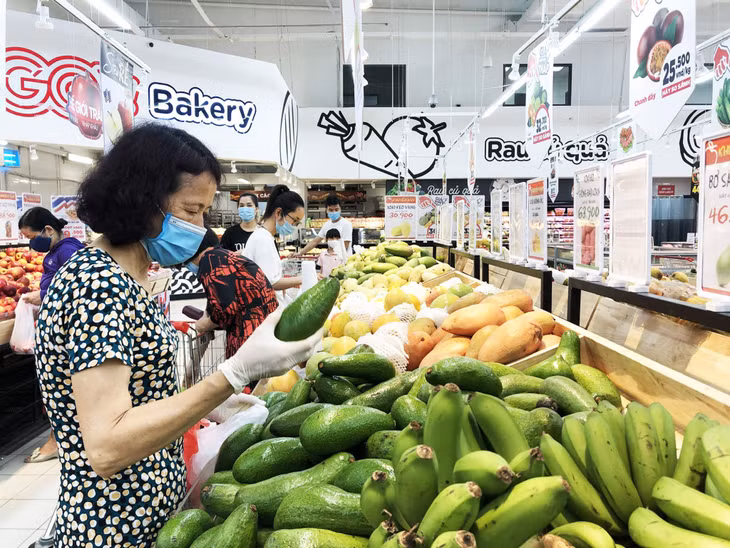 Người dân tới mua hàng tại Siêu thị GO! Hạ Long thực hiện nghiêm các biện pháp phòng chống dịch.