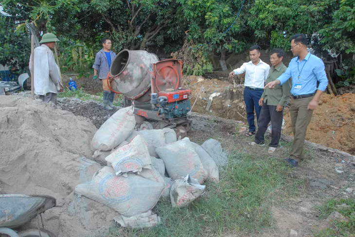 Ủy ban MTTQ xã Quảng Thành (huyện Hải Hà) tham gia giám sát thi công công trình mương thoát nước tại khu dân cư. Ảnh: Hoàng Giang