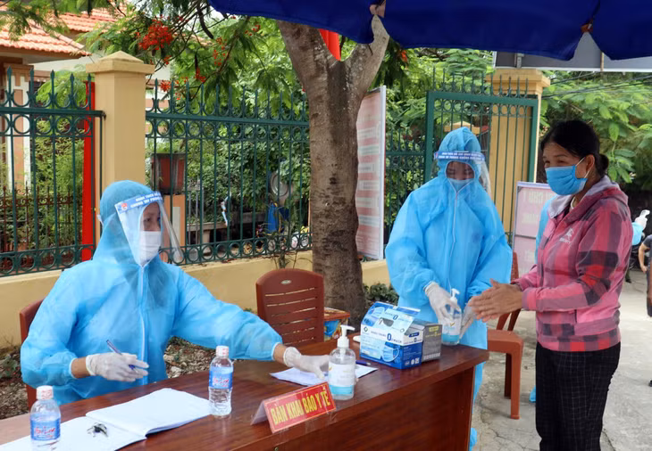 Xã Hiệp Hòa (TX Quảng Yên) thực hiện nghiêm công tác phòng chống dịch, đảm bảo an toàn tuyệt đối tại khu vực bỏ phiếu trong ngày bầu cử.