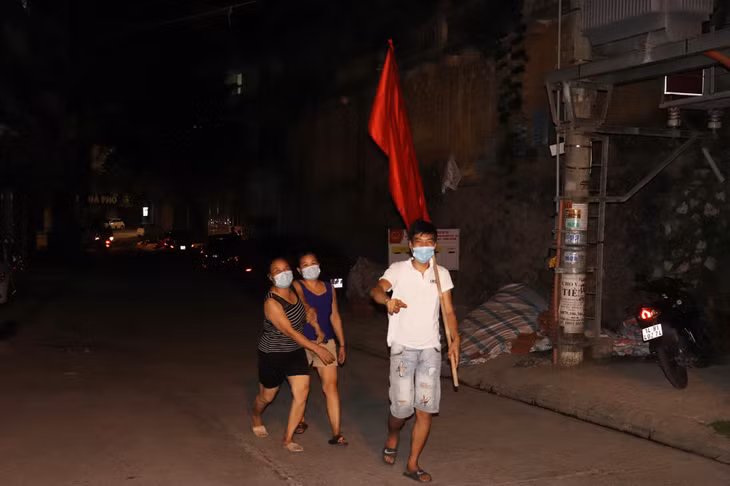 Có những người dân lại "tranh thủ" đi ra đường tận hưởng cảm giác hết phong toả.