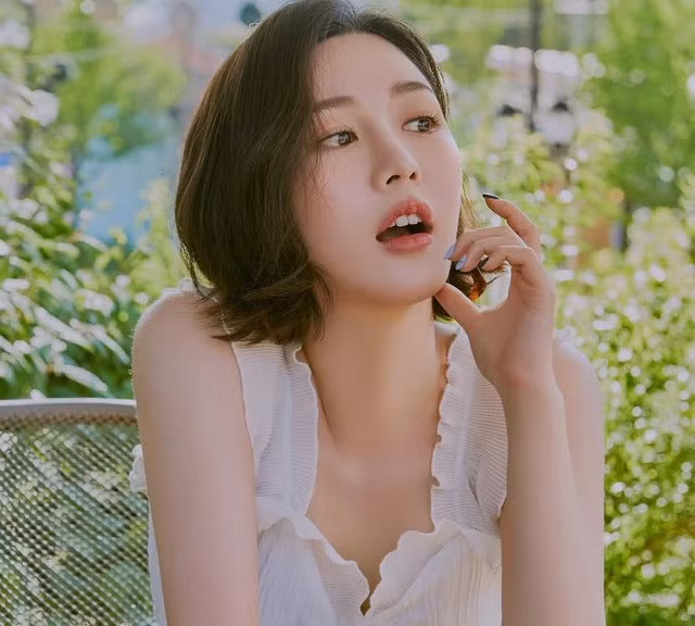 Lee Da In, sinh năm 1992, là một trong hai cô con gái của nữ diễn viên Kyun Mi Ri, người vào vai Mama Chuê trong bộ phim truyền hình nổi tiếng Nàng Dae Jang Geum.