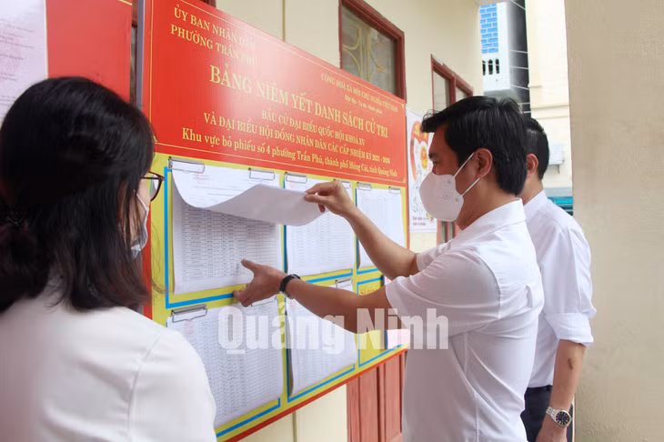 Chủ tịch UBND tỉnh Nguyễn Tường Văn kiểm tra niêm yết danh sách cử tri tại khu vực bỏ phiếu số 4 phường Trần Phú (TP Móng Cái) (5-2021). Ảnh: Thu Chung