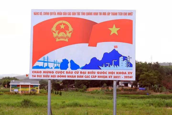 Bản làng miền Đông rực rỡ tranh cổ động.Ảnh: Đình Loan.