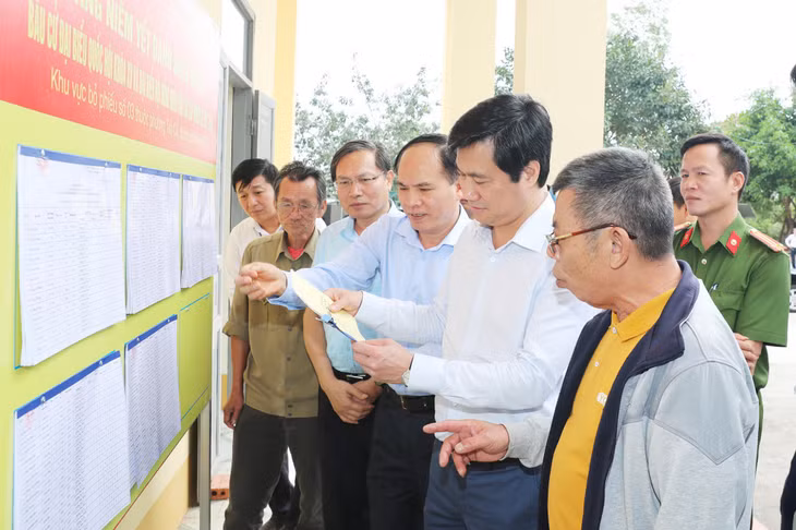 Đồng chí Nguyễn Tường Văn, Phó Bí thư Tỉnh ủy, Chủ tịch UBND tỉnh kiểm tra công tác chuẩn bị bầu cử tại phường Trà Cổ, TP Móng Cái.
