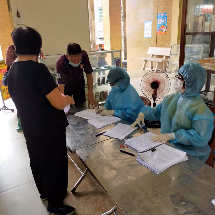Tiểu thương đăng ký lấy mẫu xét nghiệm Covid-19.