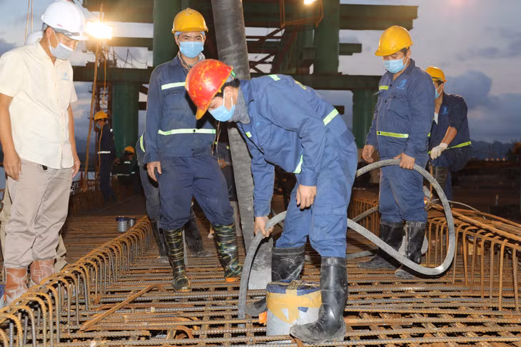 Tại cao tốc Vân Đồn - Móng Cái, không khí thi công cũng đang rất khẩn trương.