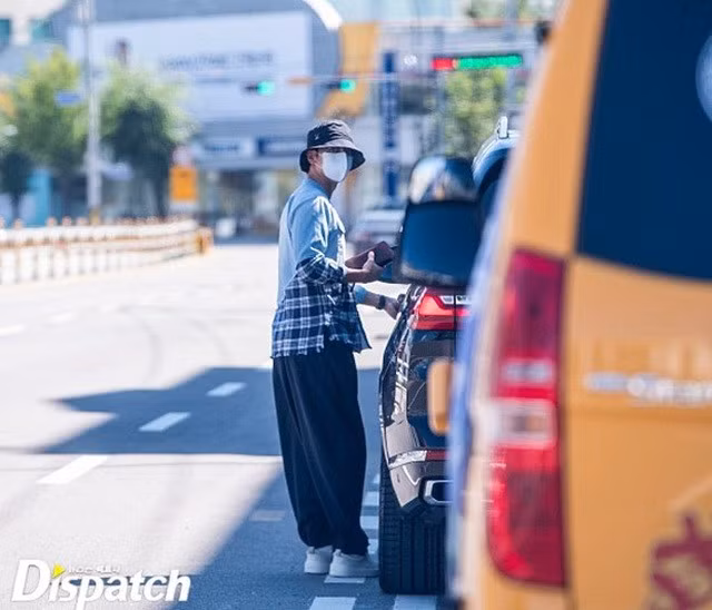Hãng tin Dispatch tung bằng chứng hò hẹn của Lee Seung Gi và Lee Da In từ năm 2020. Cặp đôi đi nghỉ cùng nhau tại một resort ở Gangwon, Hàn Quốc.