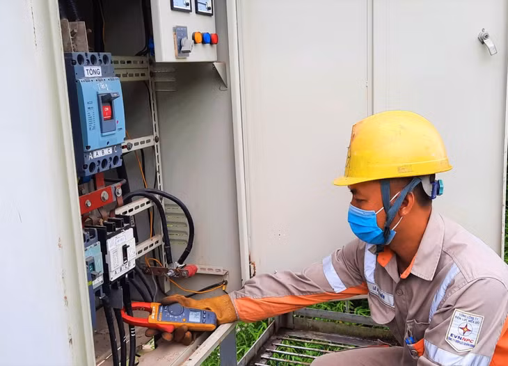 Công nhân Điện lực huyện Tiên Yên kiểm tra, đo dòng điện của trạm biến áp giờ cao điểm.