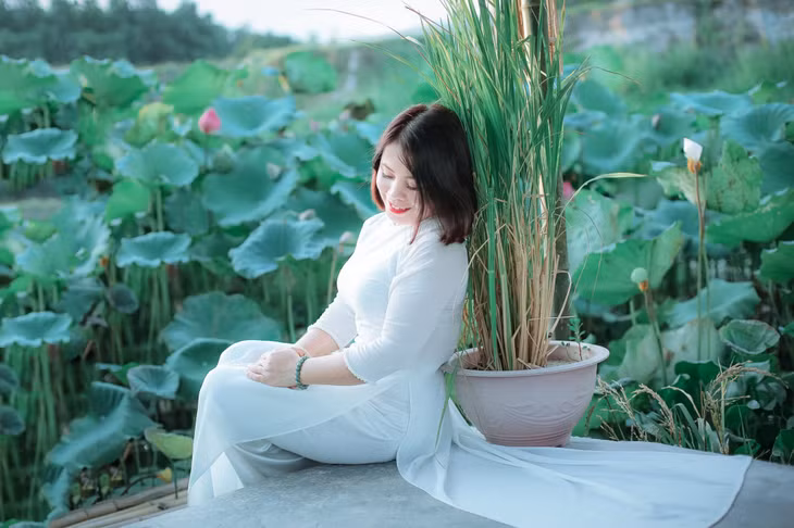 Sen và áo dài là những vẻ đẹp hồn hậu của Việt Nam.