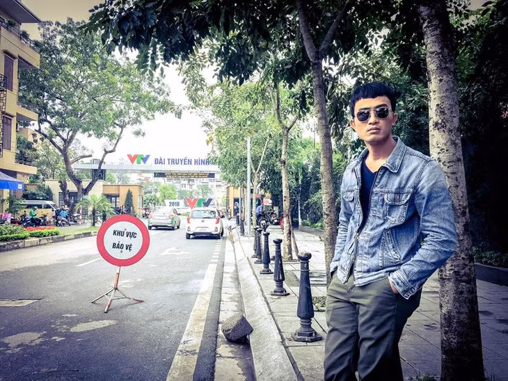 Trước đó, Doãn Quốc Đam gây ấn tượng với đông người hâm mộ bởi phong cách ăn mặc bụi bặm, phóng khoáng.