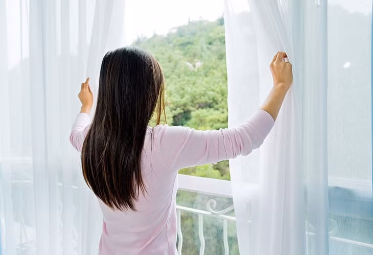 Mở cửa giúp nhà thông thoáng, từ đó giảm nhanh mật độ virus trong không khí.