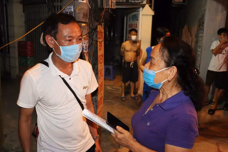 Nhiều người tranh thủ ra gặp, trò chuyện với người thân sau nhiều ngày thực hiện cách ly.