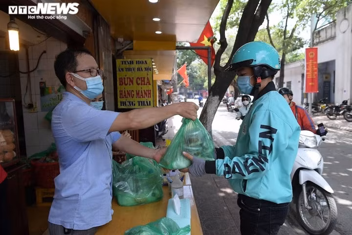 Lượng đơn đặt đo ăn online tăng mạnh, đặc biệt là vào buổi trưa.