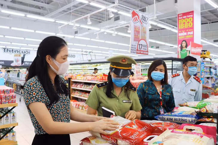 Đoàn công tác của Sở Công Thương kiểm tra hoạt động cung ứng hàng hóa tại Siêu thị GO! Hạ Long.