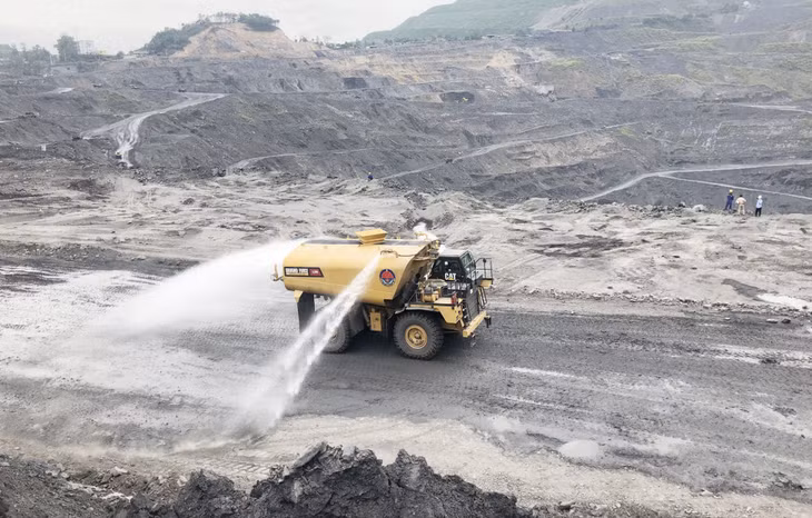 Xe phun nước dập bụi trên khai trường của Công ty CP Than Cao Sơn.