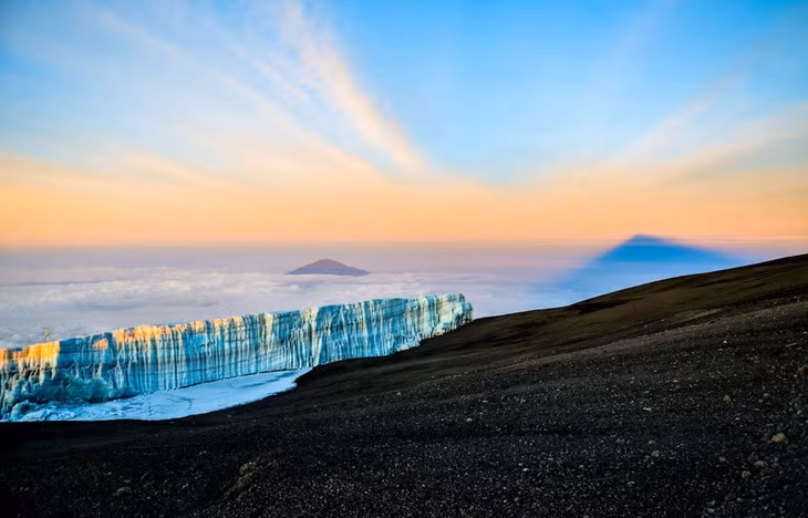 Furtwängler, Tanzania: Sông nằm gần đỉnh núi Kilimanjaro của quốc gia đông Phi, trong khu vực African Great Lakes. Tuyệt tác thiên nhiên này xuất hiện từ khoảng năm 1650, đã tan chảy 85% từ giữa năm 1912 đến 2011. Với tốc độ tan chảy hiện tại, giới khoa học ước tính rằng nó sẽ biến mất hoàn toàn vào năm 2040.