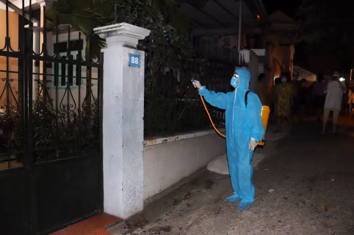 Lực lượng chức năng tiếp tục thực hiện phun khử khuẩn toàn bộ khu vực đã gỡ bỏ phong tỏa, đồng thời nhắc nhở người dân thực hiện nghiêm các biện pháp phòng dịch.