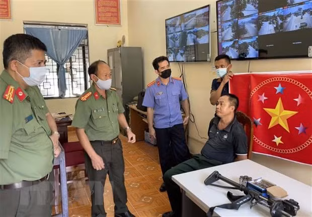 Cong an Son La bat giu doi tuong tang tru trai phep vu khi hinh anh 1