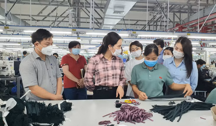 Đồng chí Nguyễn Thị Hạnh, Phó Chủ tịch UBND tỉnh kiểm tra hoạt động sản xuất và công tác phòng, chống dịch Covid-19 tại KCN cảng biển Hải Hà.