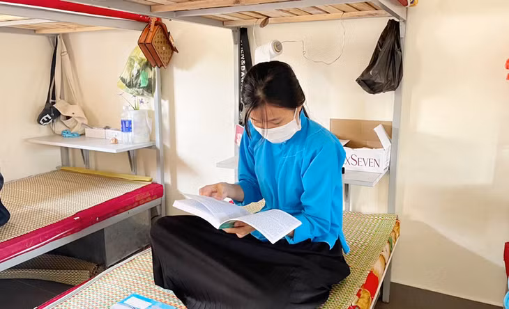 Trần Thị Sinh, dân tộc Sán Chỉ, học sinh Trường PTDT Nội trú THCS&amp;THPT Tiên Yên (huyện Tiên Yên) ôn tập bài tại Ký túc xá của nhà trường.