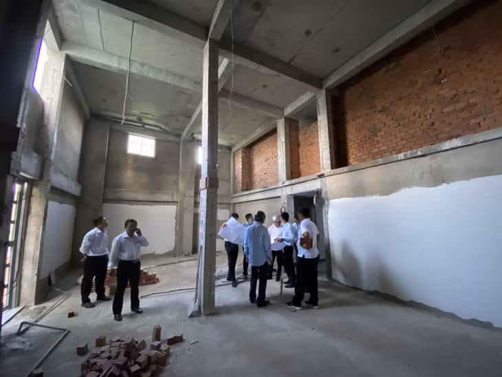 Thanh tra Sở Xây dựng TP.HCM kiểm tra chung cư mini sai phép tại Bình Tân