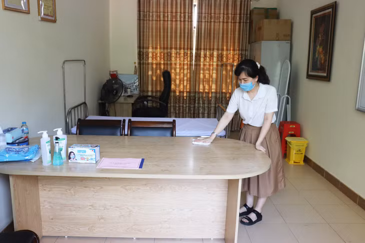 Phòng y tế được dọn dẹp, lau chùi sạch sẽ, trang sắm đầy đủ trang thiết bị phục vụ cho kỳ thi.
