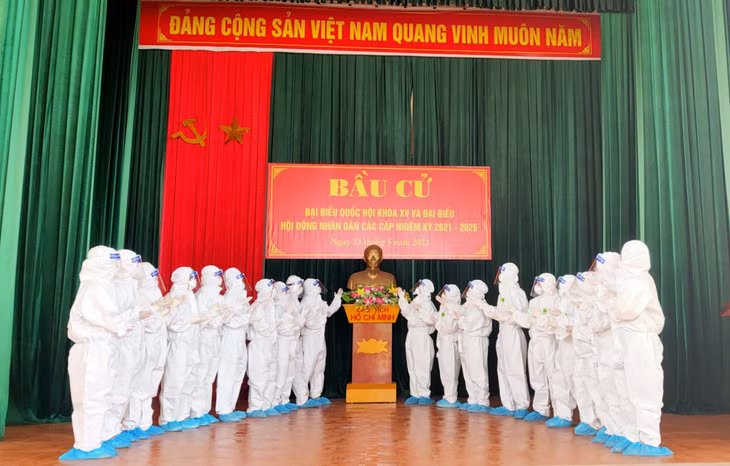 Trước giờ làm nhiệm vụ, đoàn thầy thuốc tình nguyện thể hiện tình cảm với Bác Hồ muôn vàn kính yêu nhân ngày sinh nhật của Người.