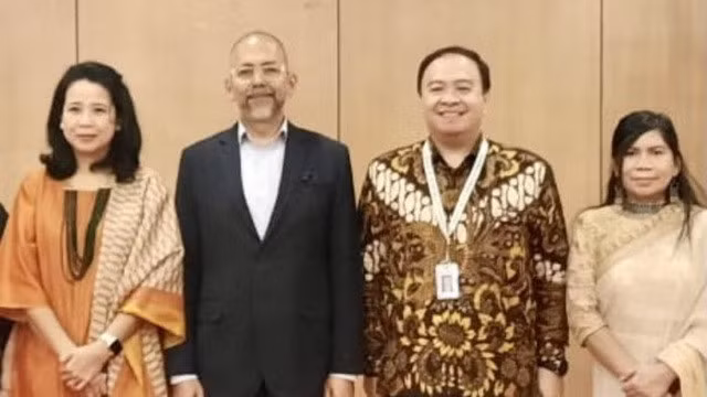 Đại biện Đại sứ quán Indonesia tại New Delhi Ferdy Piay (thứ hai từ phải sang) (Ảnh: Twitter).