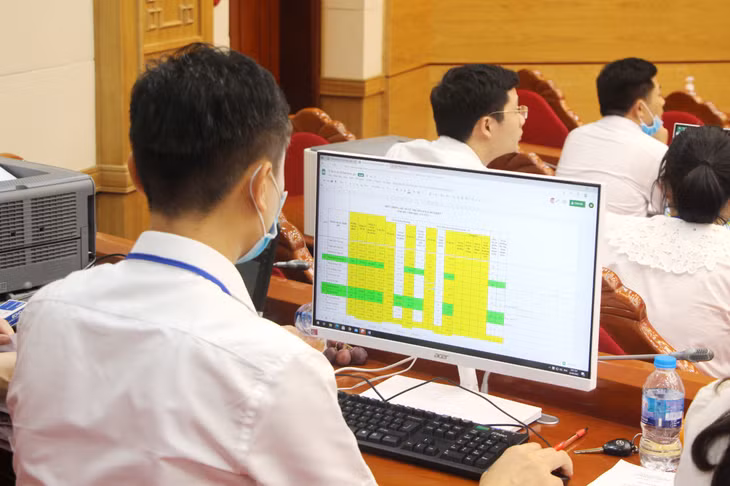 Cán bộ Sở Nội vụ cập nhật số liệu bầu cử qua Trung tâm điều hành của Ban Chỉ đạo, Ủy ban bầu cử các cấp