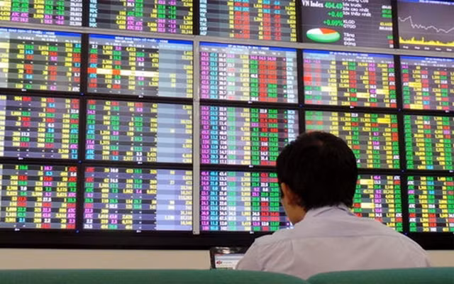Kết phiên sáng nay, VN-Index vững vàng giữ mốc trên 1.300 điểm. Ảnh minh họa - Dân trí.