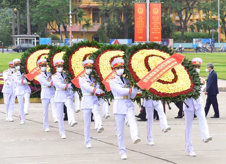 Vòng hoa của Đoàn mang dòng chữ "Đời đời nhớ ơn Chủ tịch Hồ Chí Minh vĩ đại".