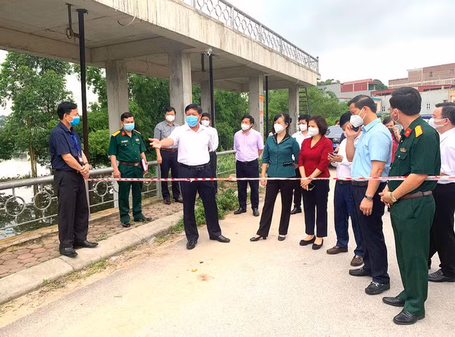 Thứ trưởng Đỗ Xuân Tuyên kiểm tra chốt phòng dịch COVID-19 tại Bắc Ninh. Ảnh: Võ Thu/Báo Người Lao Động
