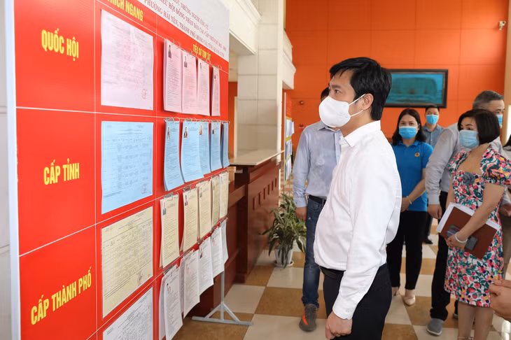 Chủ tịch UBND tỉnh kiểm tra danh sách bầu cử.