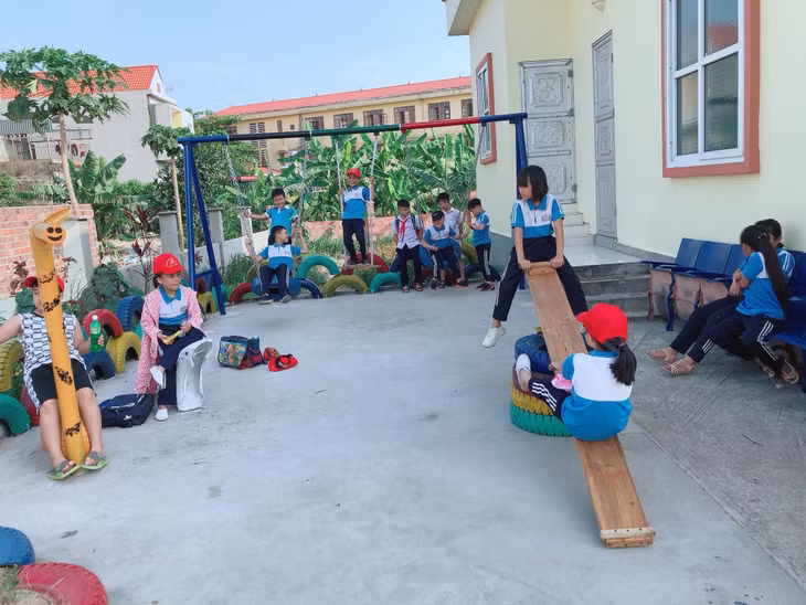Các em thiếu nhi vui chơi tại sân vui chơi nhà văn hóa khu 5, phường Hà An, TX Quảng Yên. Ảnh chụp năm 2020 do Cơ sở cung cấp