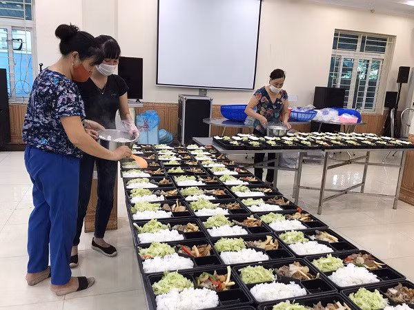 Chị em phụ nữ nấu các suất cơm gửi đến các khu cách ly. Ảnh: VGP/Thiện Tâm
