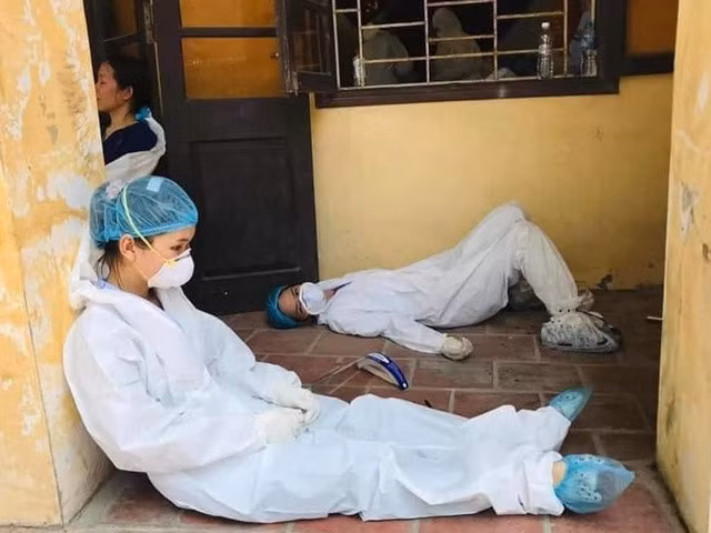 "Nhìn những hình ảnh các y tá, bác sĩ mệt mỏi như vậy tôi không cầm được nước mắt", Phi Nhung bày tỏ.