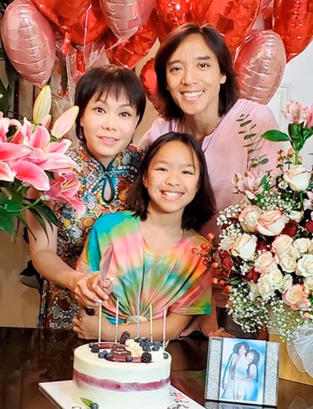 Gia đình Việt Hương hạnh phúc trong dịp kỷ niệm 14 năm ngày cưới được chính nhạc sĩ Hoài Phương đứng ra tổ chức tặng vợ.