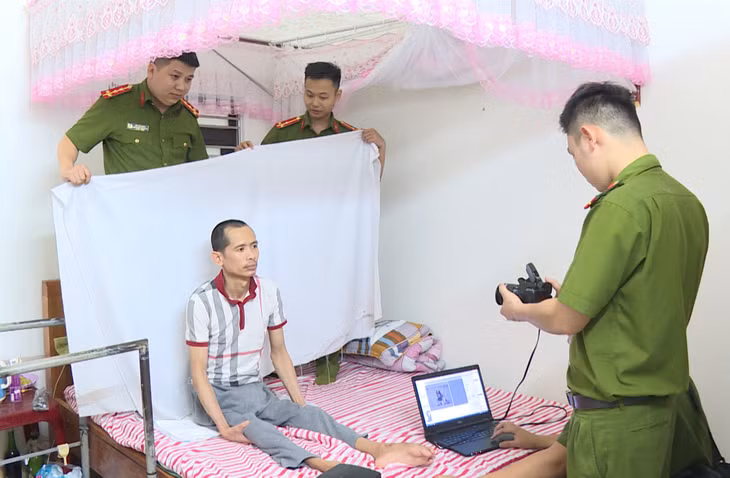 ĐVTN Công an huyện Hải Hà xuống tận thôn, khu để cấp CCCD cho người dân.