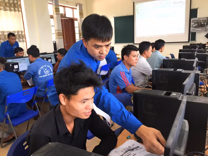 Đoàn viên thanh niên huyện Ba Chẽ tập huấn, hướng dẫn sử dụng dịch vụ công trực tuyến mức độ 3 và 4 cho thanh niên trên địa bàn huyện.