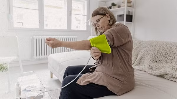 Cảnh báo nguy cơ đau tim ở phụ nữ trung niên bị tăng huyết áp nhẹ ảnh 1
