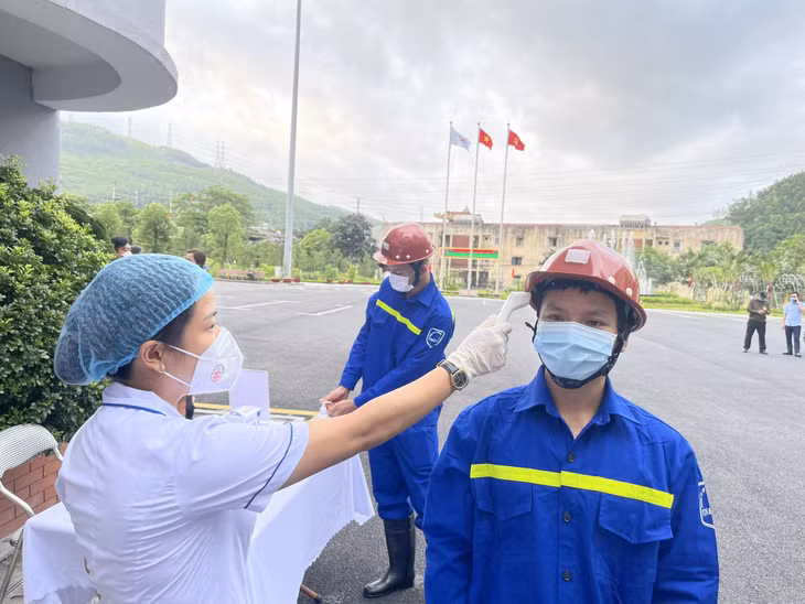 Cử tri là công nhân mỏ kiểm tra y tế trước giừo khai mạc bầu cử.