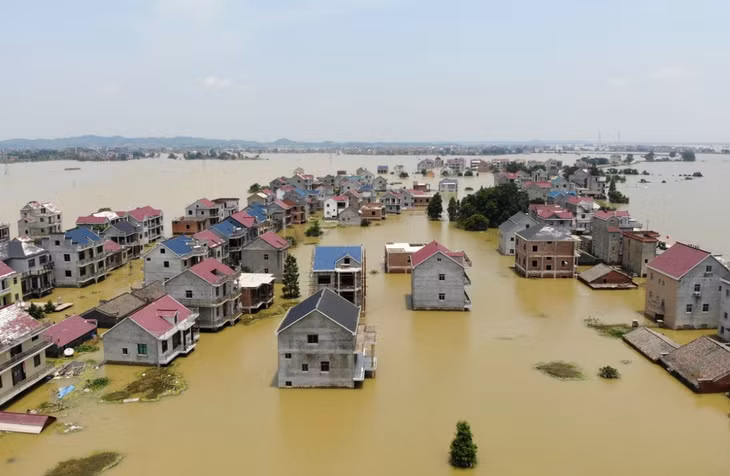 Các tòa nhà bị lũ ngập ở Trung Quốc năm 2020. (Ảnh: Reuters)