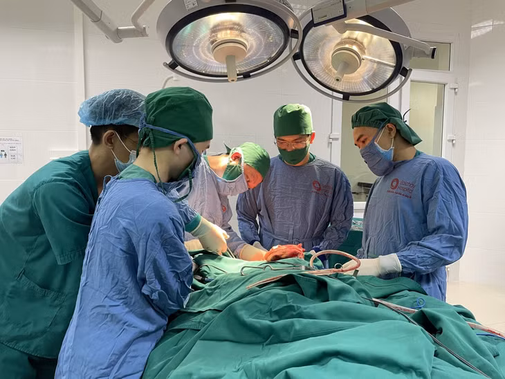 Ekip phẫu thuật cho người bệnh