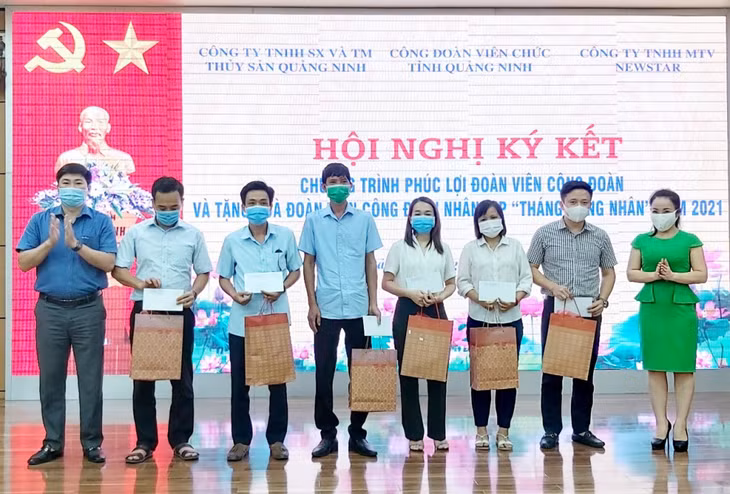 Lãnh đạo Đảng ủy khối các cơ quan tỉnh và Công ty TNHH MTV New Star trao tặng quà đoàn viên có hoàn cảnh khó khăn dịp Tháng Công nhân.