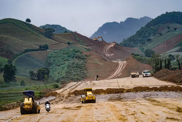 Một đoạn cao tốc Bắc - Nam thuộc diện ưu tiên đang được gấp rút giải phóng mặt bằng - Ảnh: NAM TRẦN