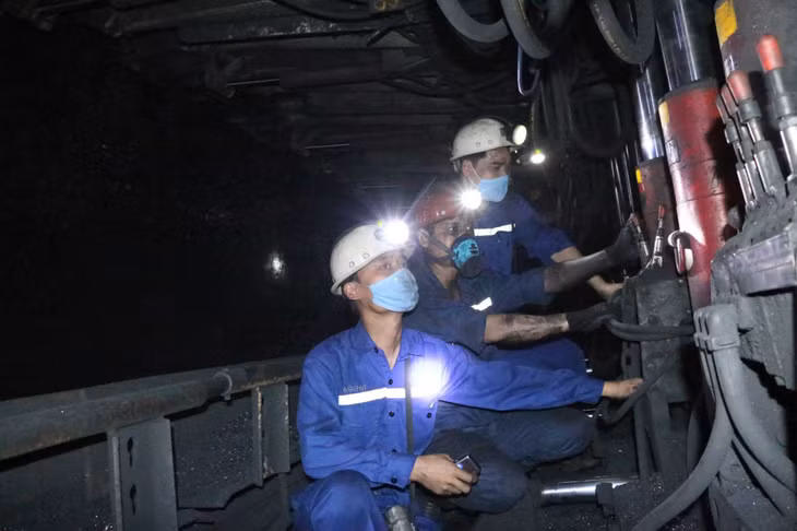 Công nhân Công ty CP Than Mông Dương thực hiện nghiêm việc đeo khẩu trang phòng chống dịch trong ca lao động sản xuất. (Ảnh chụp tại lò chợ cơ giới hóa hạng nhẹ mức -250m đến -100m). Ảnh: Phạm Tăng.