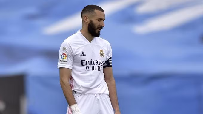 Bàn thắng muộn của Benzema không thể giúp Real lật ngược thế cờ trong cuộc đua vô địch. Ảnh: AFP.
