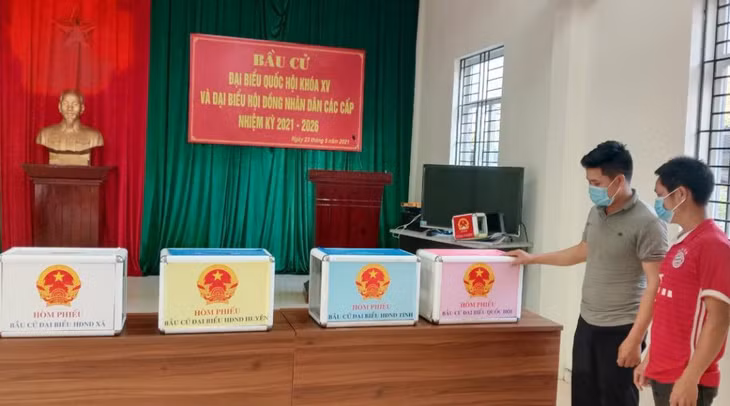 Bí thư Chi bộ, Trưởng thôn Khe Mọi, xã Đồng Văn, huyện Bình Liêu Tằng A Sám (bên trái), kiểm tra, rà soát lại công tác chuẩn bị cơ sở vật chất cho ngày bầu cử.